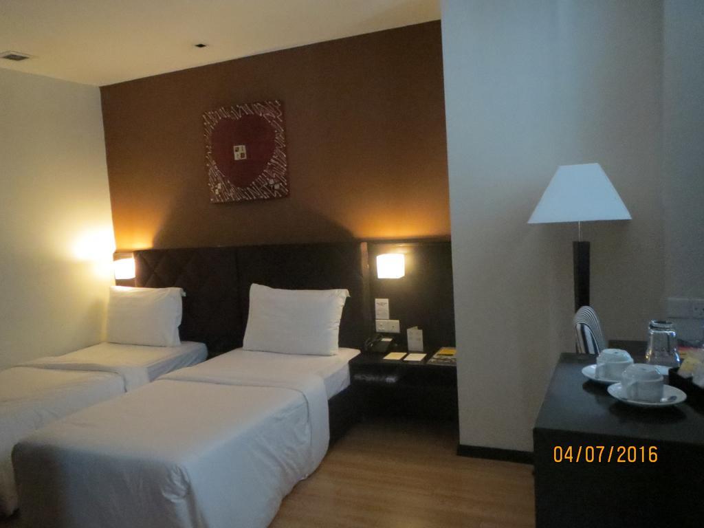 Tat Place Hotel Kuala Belait Екстер'єр фото